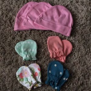 Free w/bundle of 2+ items NWOT hats and mittens
